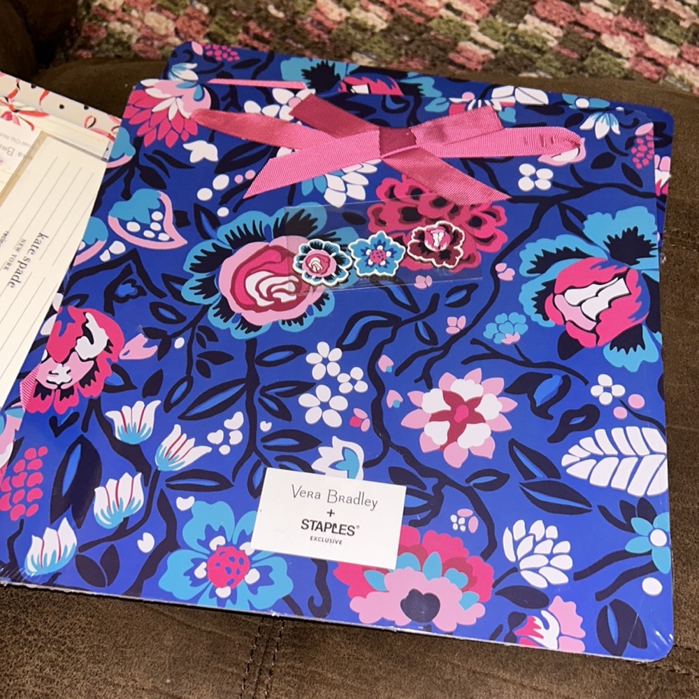 Vera Bradley memo board Magnetic board w/3 magnets Includes ribbon for hanging - Picture 4 of 5